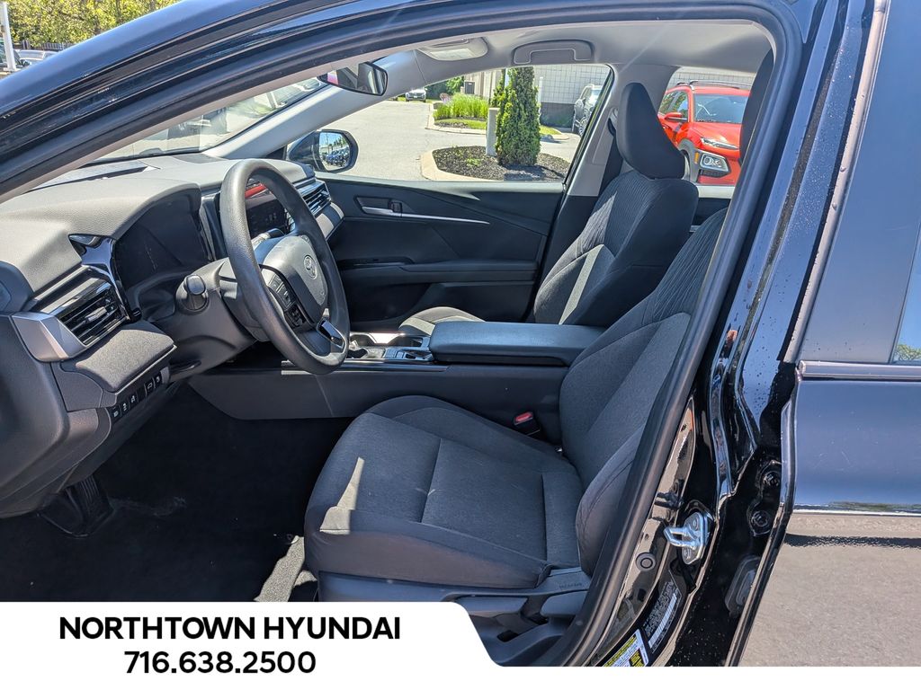 2025 Toyota Camry LE - Photo 9