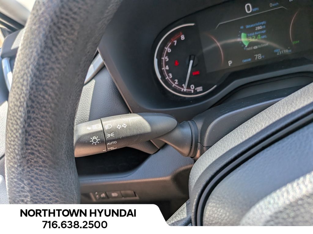 2025 Toyota RAV4 XLE - Photo 25