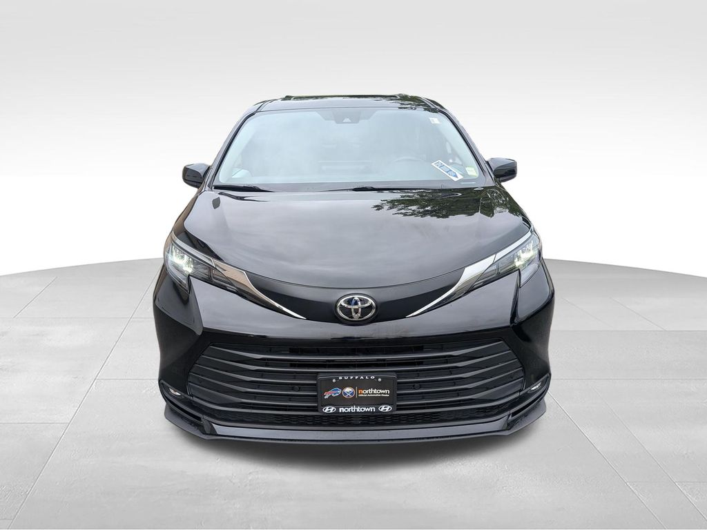 2026 Toyota Sienna XLE - Photo 6