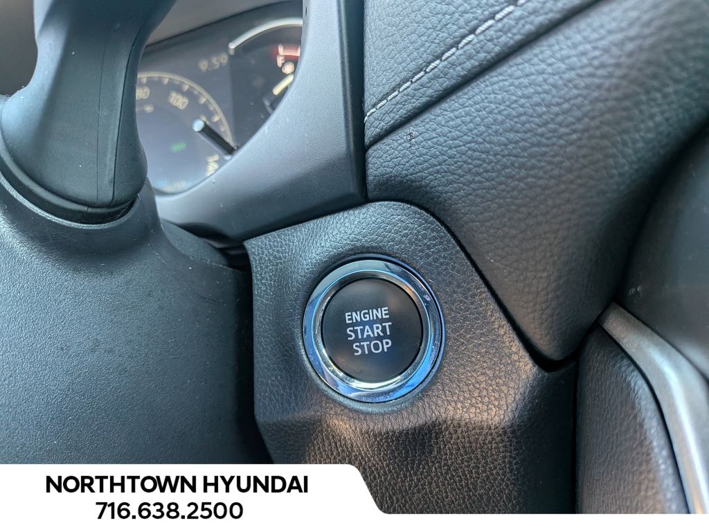 2025 Toyota RAV4 XLE - Photo 18