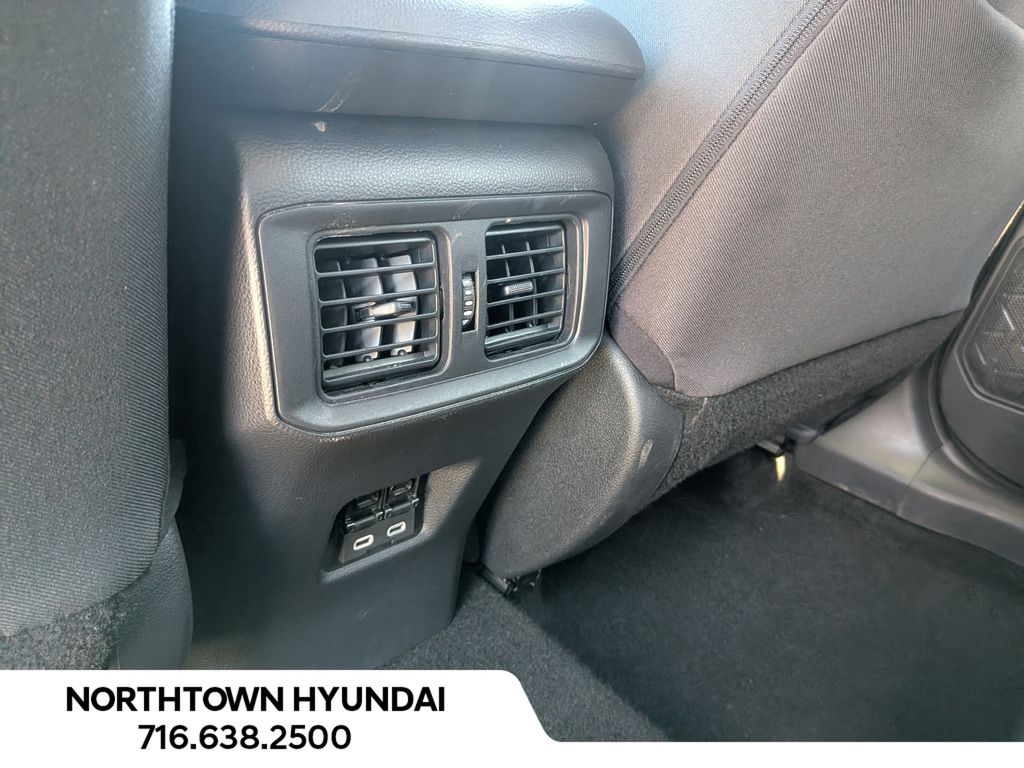 2025 Toyota RAV4 XLE - Photo 31