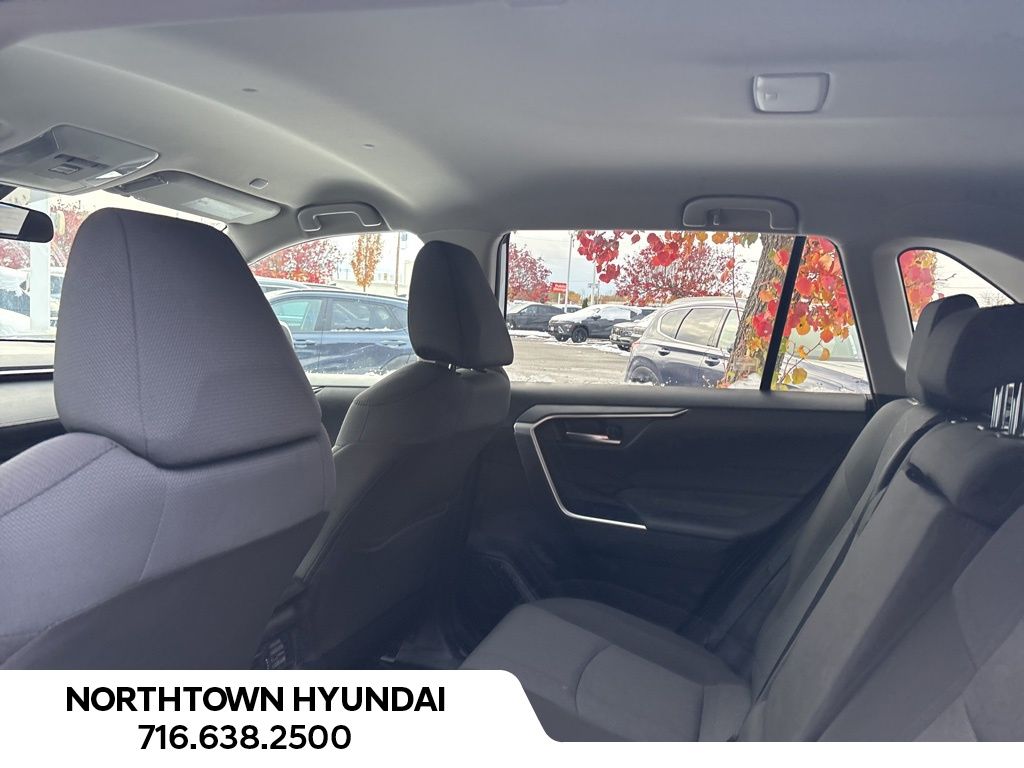 2025 Toyota RAV4 XLE photo 4