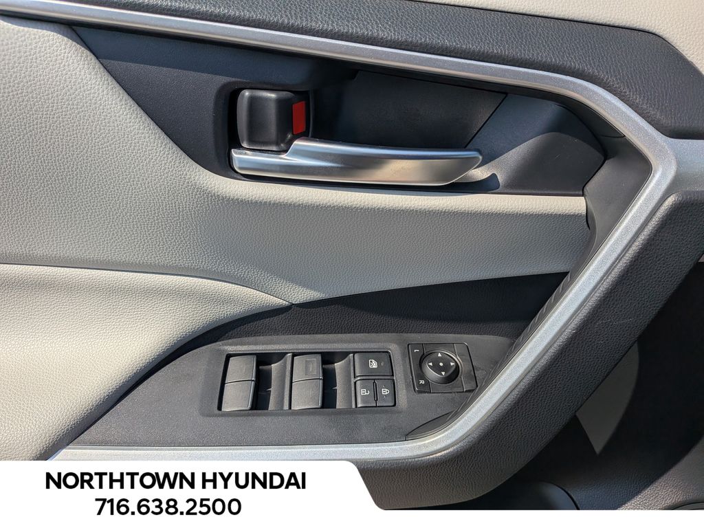 2025 Toyota RAV4 XLE - Photo 29