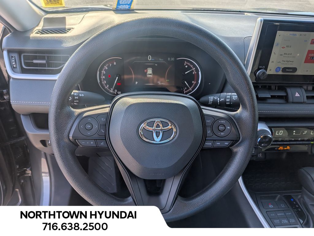 2025 Toyota RAV4 XLE - Photo 7