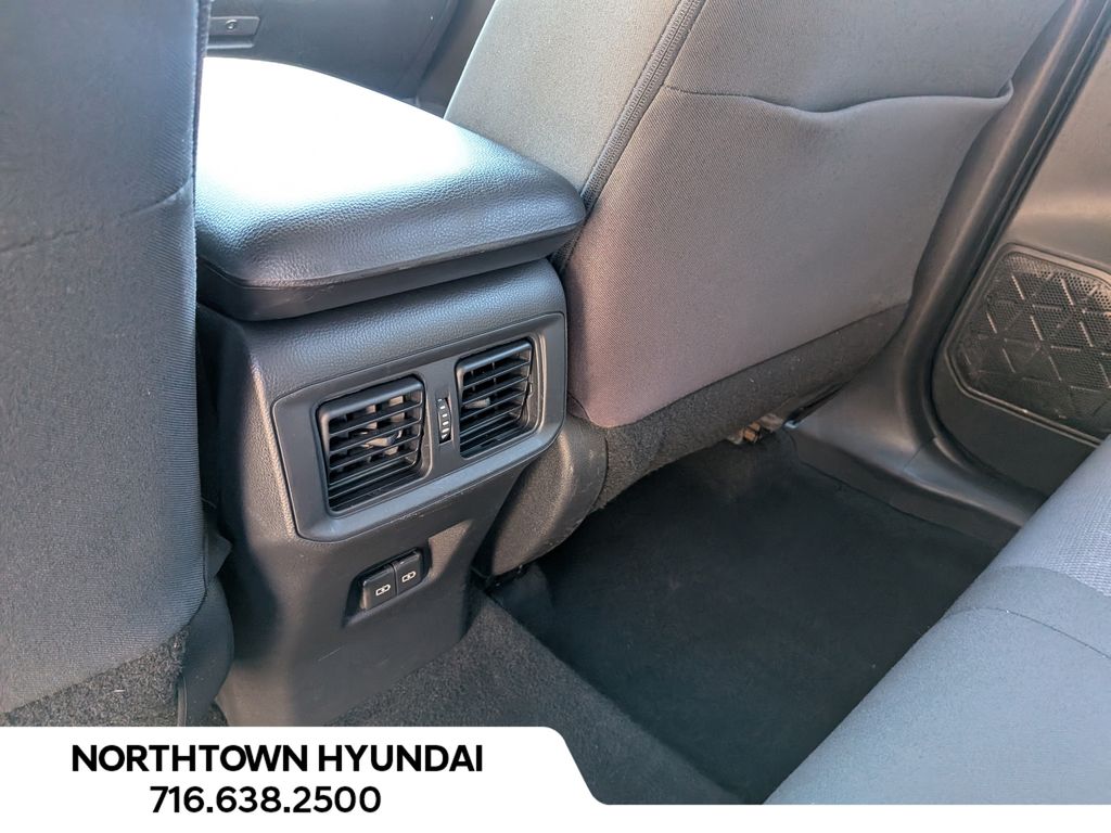 2025 Toyota RAV4 XLE - Photo 30