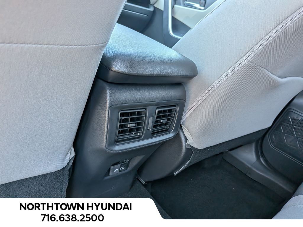 2025 Toyota RAV4 XLE - Photo 32