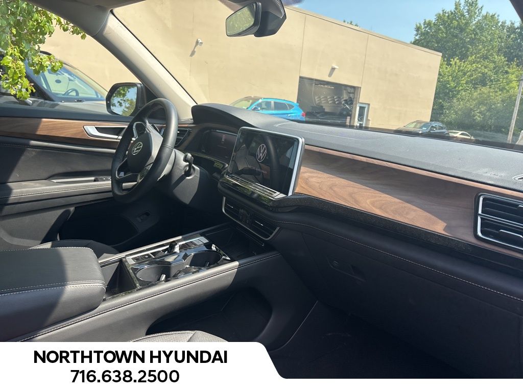 2025 Volkswagen Atlas SE Technology photo 2