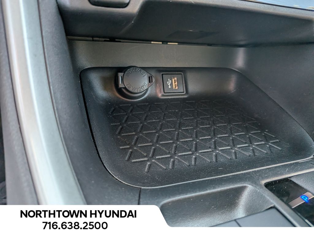 2025 Toyota RAV4 XLE - Photo 20