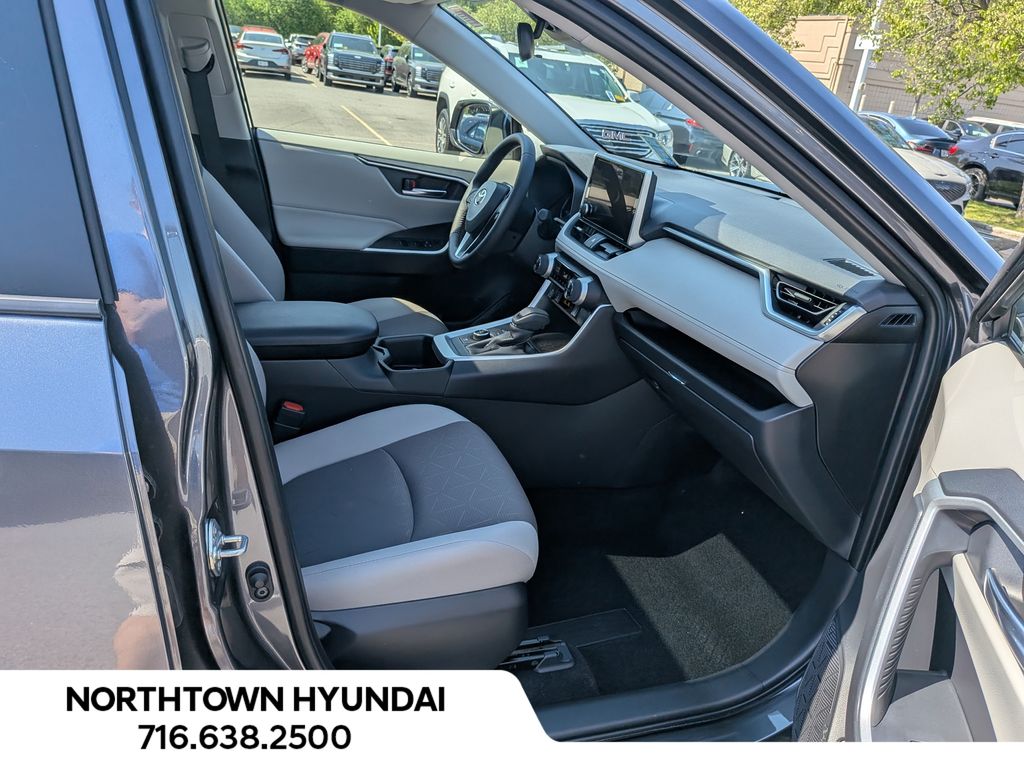 2025 Toyota RAV4 XLE - Photo 36