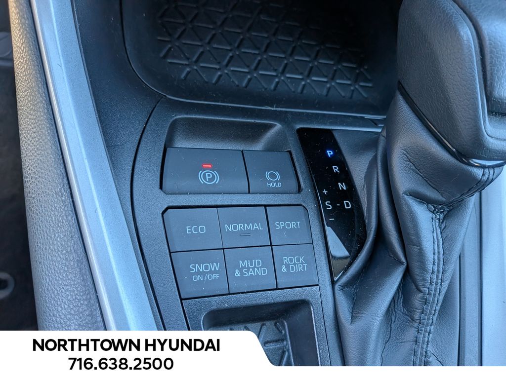 2025 Toyota RAV4 XLE - Photo 15