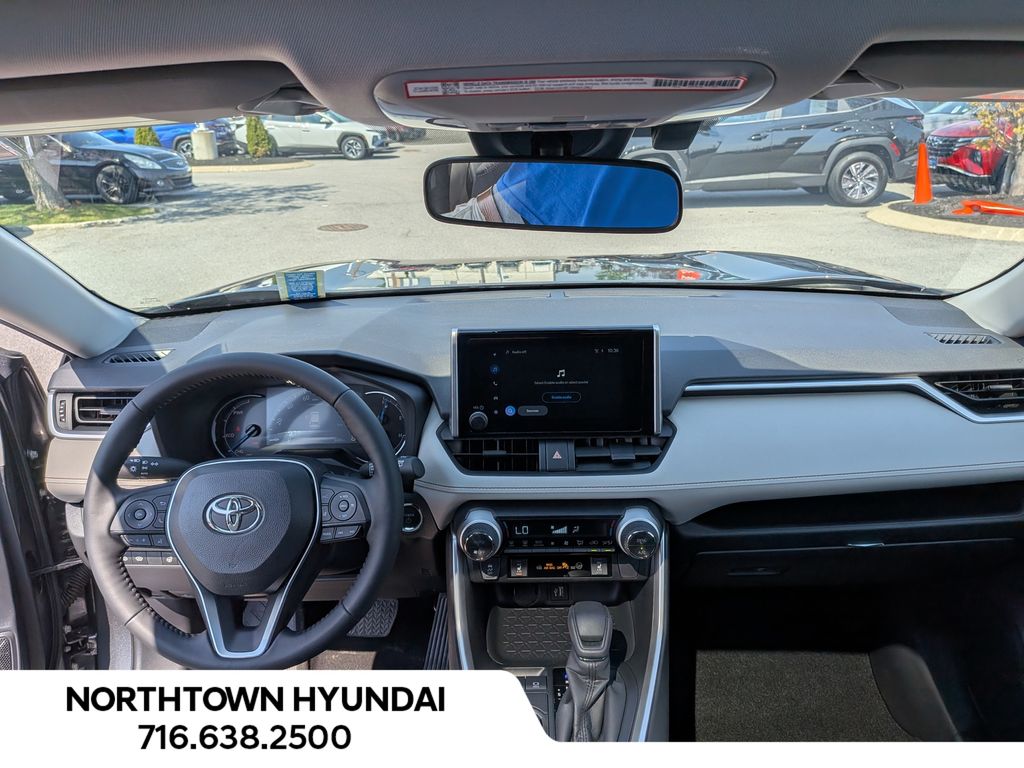 2025 Toyota RAV4 XLE - Photo 6