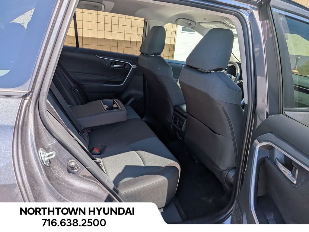 2025 Toyota RAV4 XLE - Photo 32