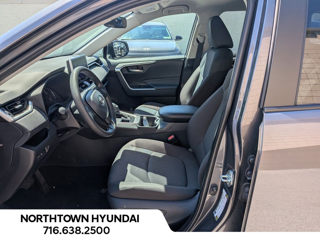 2025 Toyota RAV4 XLE - Photo 9