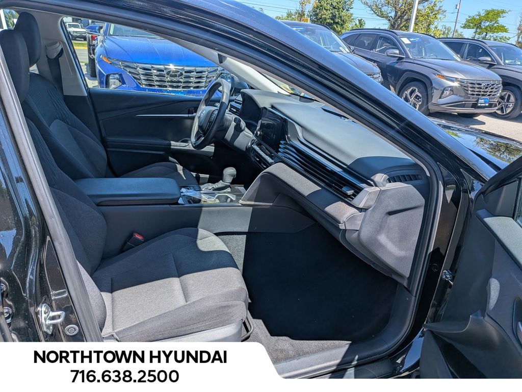2025 Toyota Camry LE - Photo 32