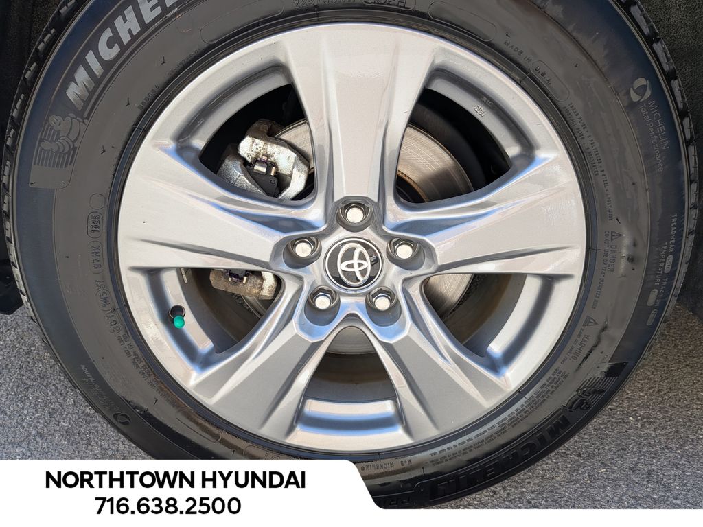 2025 Toyota RAV4 XLE - Photo 38