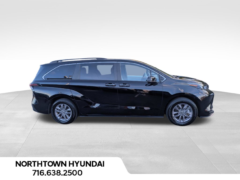 2026 Toyota Sienna XLE - Photo 12