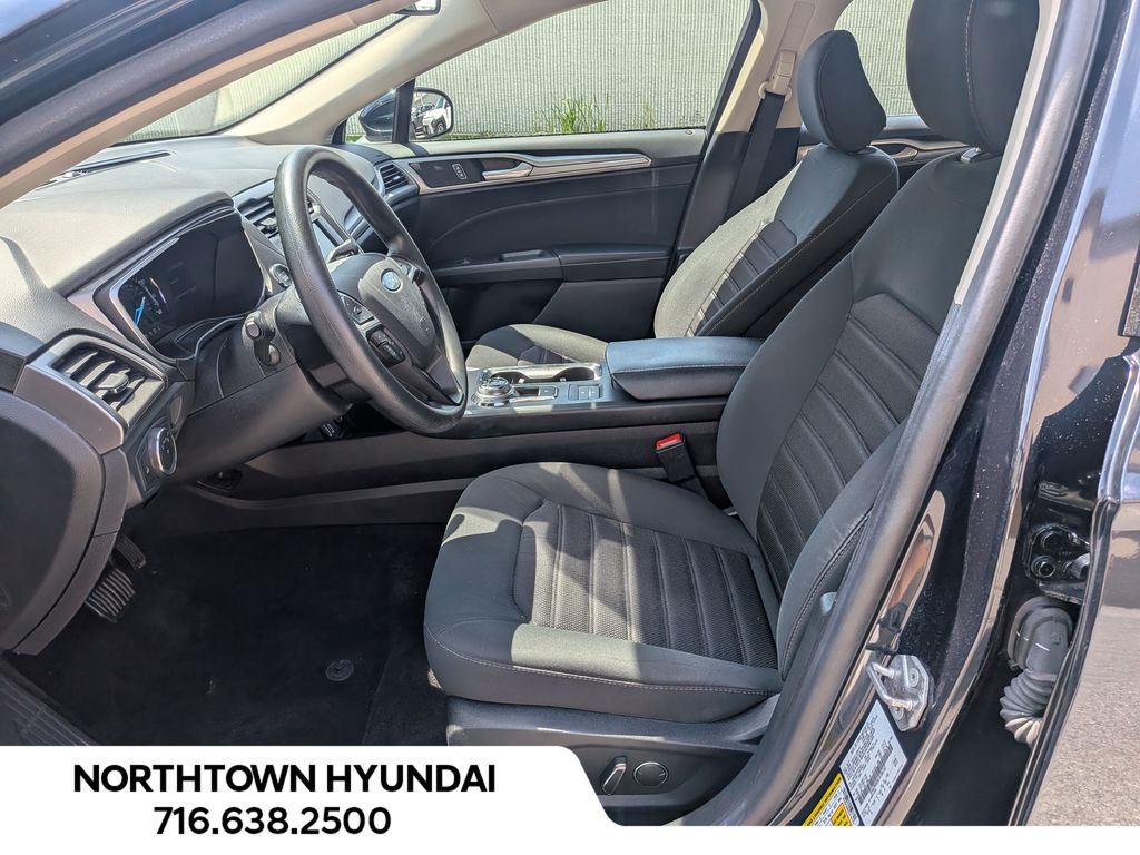 2020 Ford Fusion SE - Photo 10