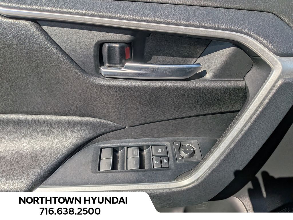 2025 Toyota RAV4 XLE - Photo 28