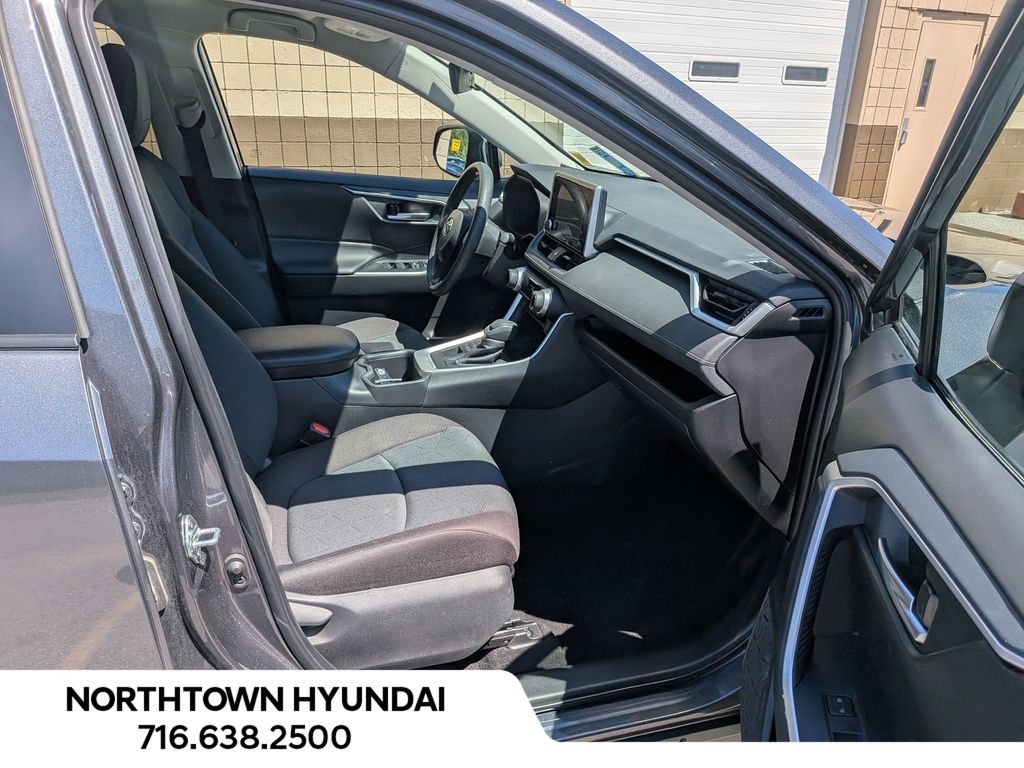 2025 Toyota RAV4 XLE - Photo 33