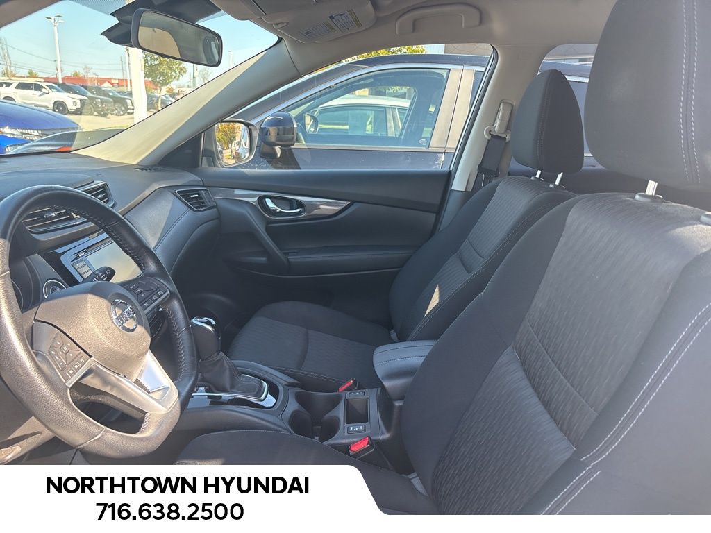 2020 Nissan Rogue SV photo 2