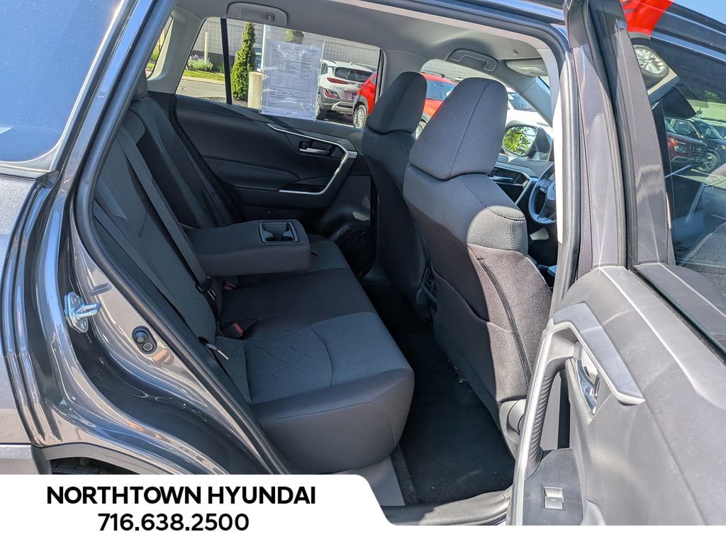 2025 Toyota RAV4 XLE - Photo 33