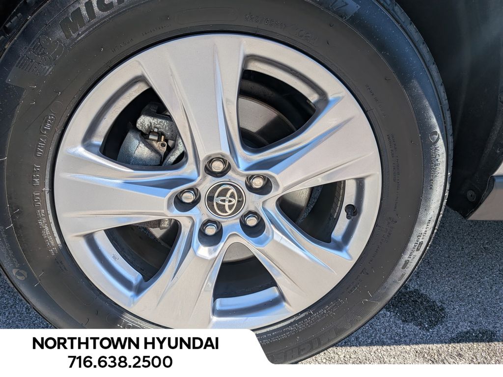 2025 Toyota RAV4 XLE - Photo 39