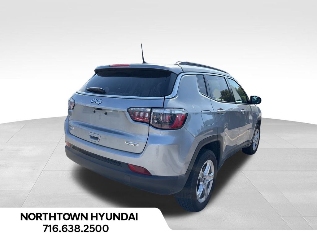 2024 Jeep Compass Latitude photo 2