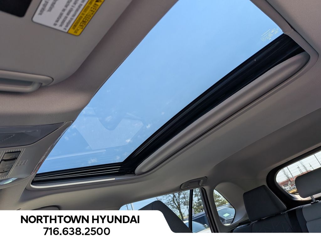 2025 Toyota RAV4 XLE - Photo 9