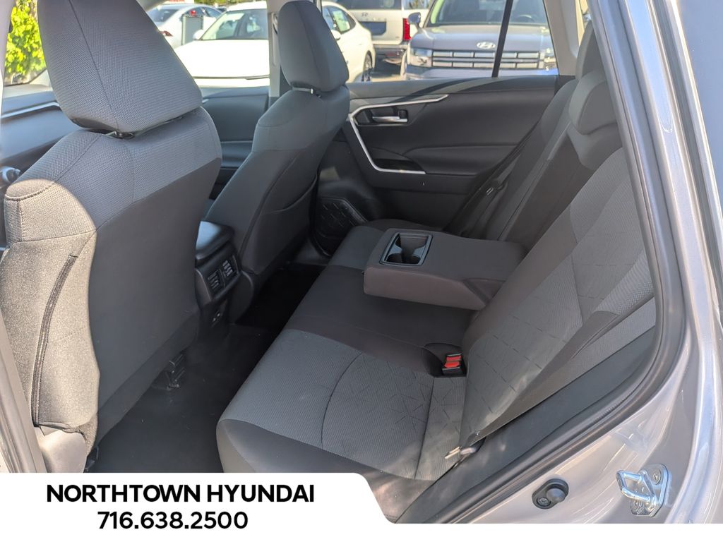 2025 Toyota RAV4 XLE - Photo 30