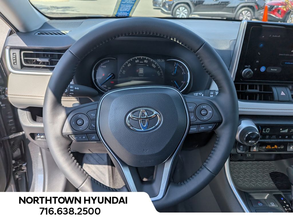 2025 Toyota RAV4 XLE - Photo 7