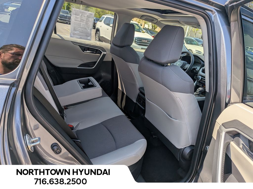 2025 Toyota RAV4 XLE - Photo 35