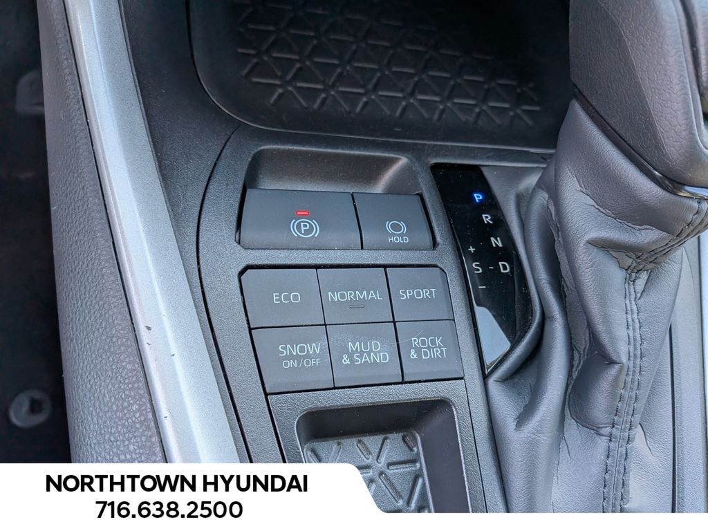 2025 Toyota RAV4 XLE - Photo 19