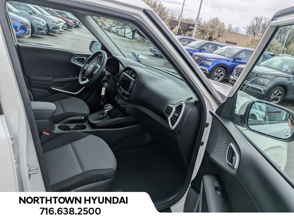 2023 Kia Soul LX - Photo 31