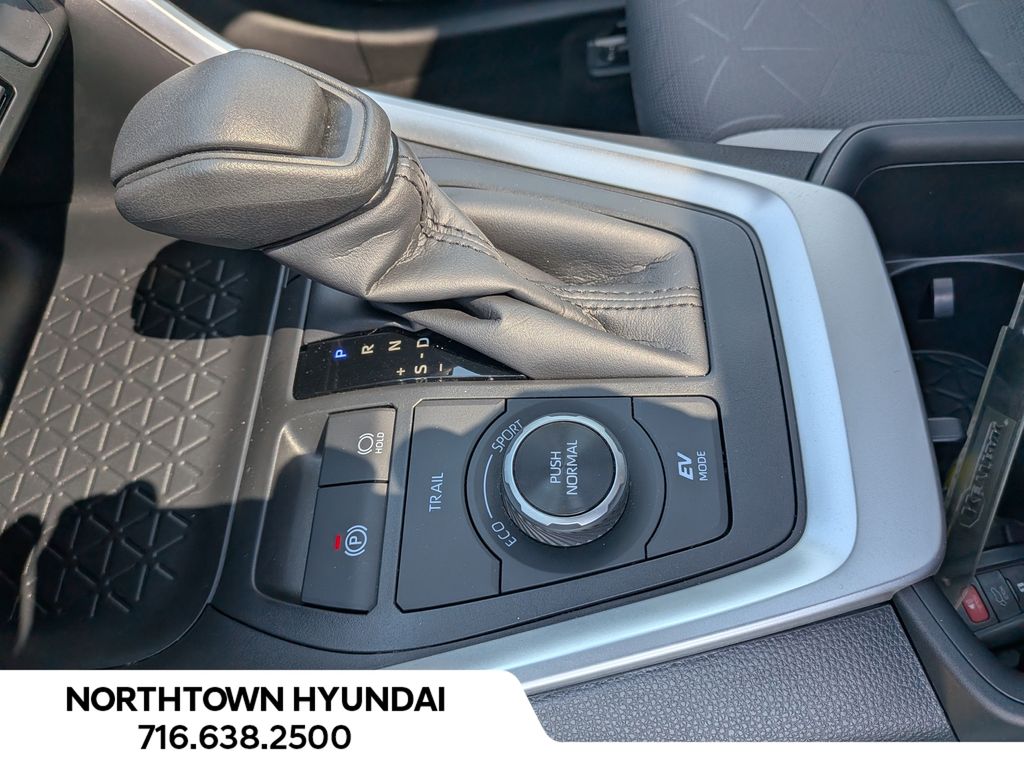 2025 Toyota RAV4 XLE - Photo 15