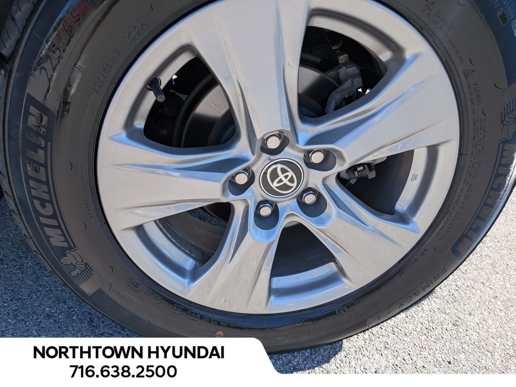 2025 Toyota RAV4 XLE - Photo 40