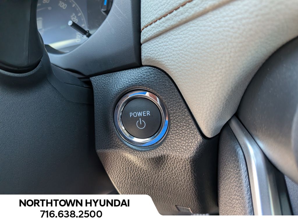 2025 Toyota RAV4 XLE - Photo 18