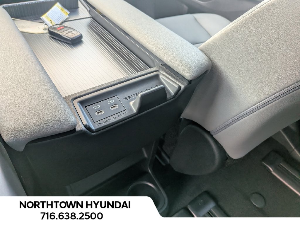 2026 Toyota Sienna XLE - Photo 32