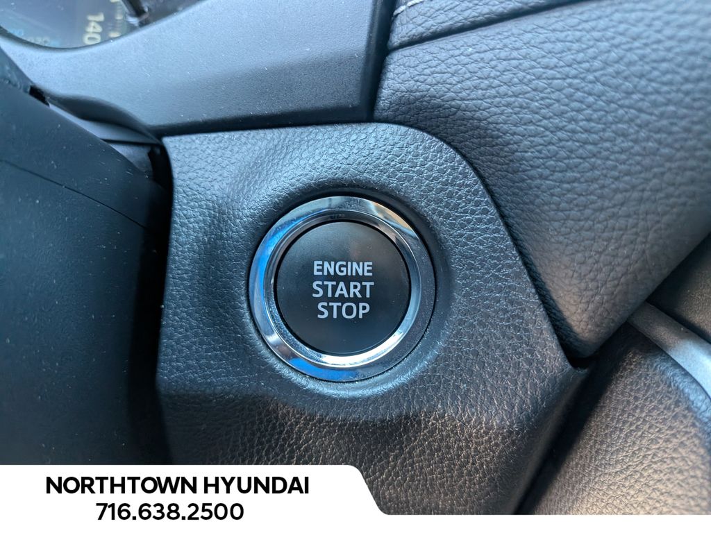 2025 Toyota RAV4 XLE - Photo 18