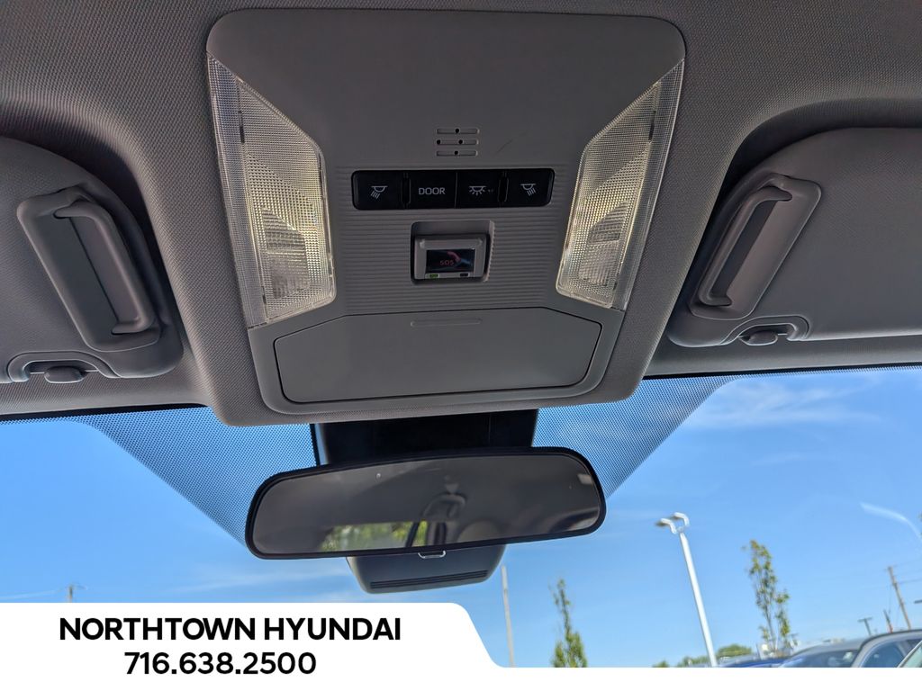 2025 Toyota RAV4 XLE - Photo 22