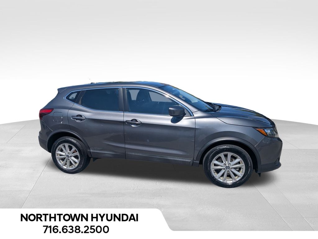 2019 Nissan Rogue Sport S photo 2