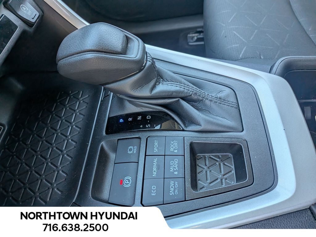2025 Toyota RAV4 XLE - Photo 14