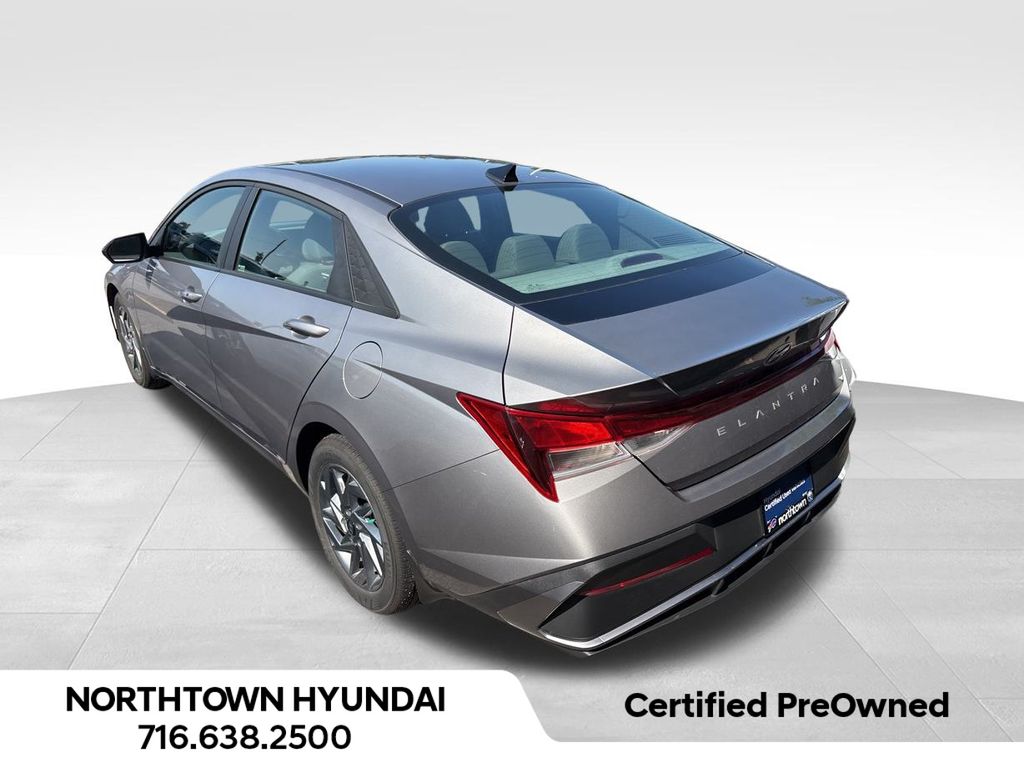 2024 Hyundai Elantra SEL photo 3