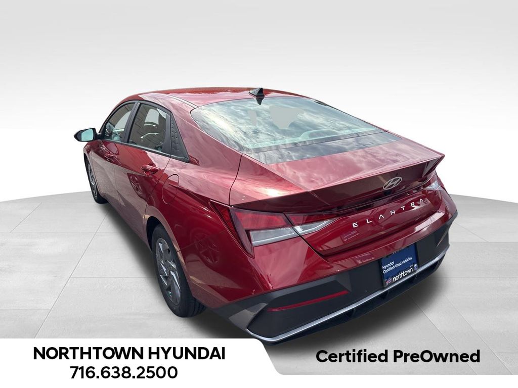 2024 Hyundai Elantra SEL photo 3