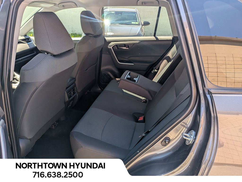 2025 Toyota RAV4 XLE - Photo 29
