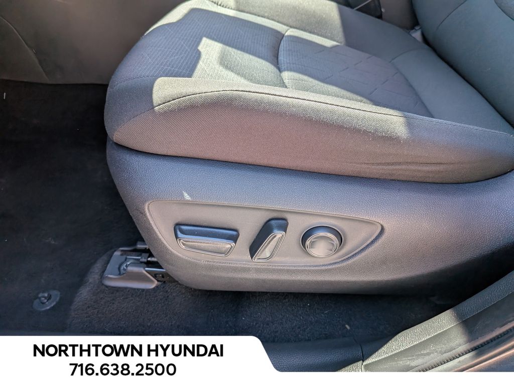2025 Toyota RAV4 XLE - Photo 28