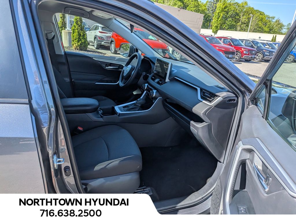 2025 Toyota RAV4 XLE - Photo 34