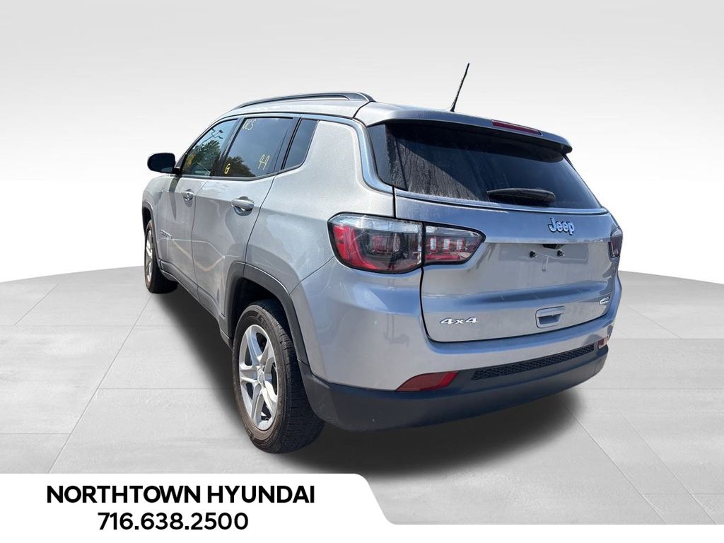 2024 Jeep Compass Latitude photo 3
