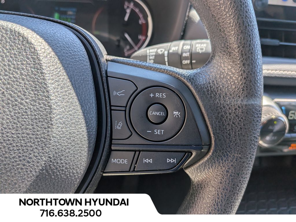 2025 Toyota RAV4 XLE - Photo 22
