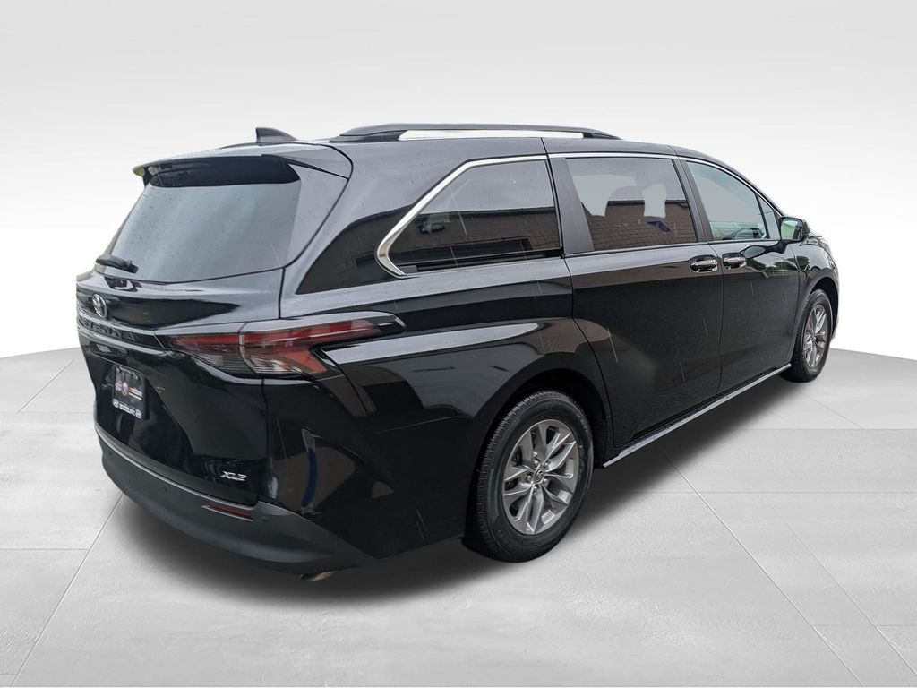 2026 Toyota Sienna XLE - Photo 14