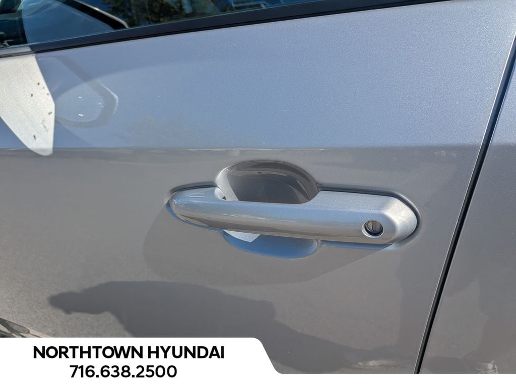 2025 Toyota RAV4 XLE - Photo 37